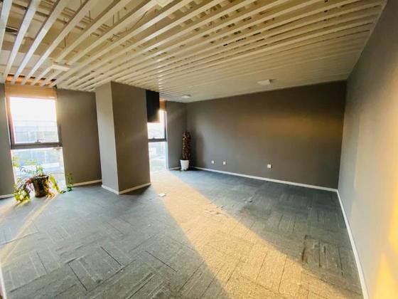 東三環(huán)國貿(mào)商圈精裝寫字樓出租，視野優(yōu)越，三里屯核心位置